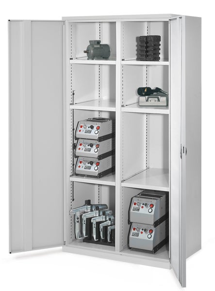 Offener Stahlschrank mit Werkzeugen und Geräten