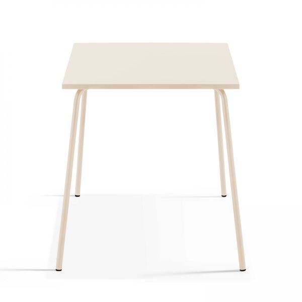 Quadratischer Tisch in Beige mit vier schlanken Beinen.