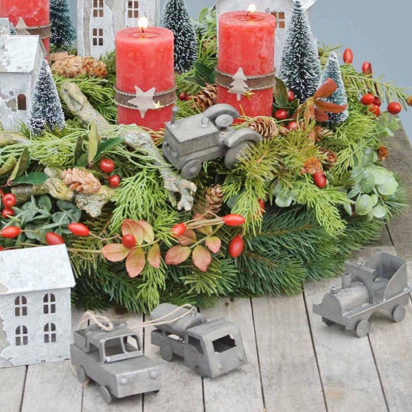 Weihnachtsdekoration mit Adventskranz, Kerzen und Dekofiguren