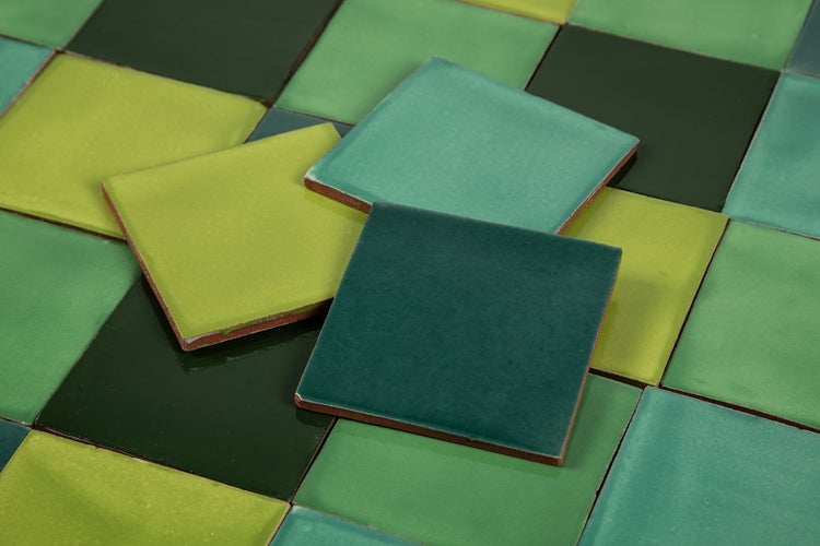 Quadratische Keramikfliesen in verschiedenen Grüntönen