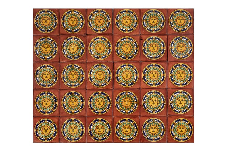 Muster aus Terrakottafliesen mit Sonnengesicht