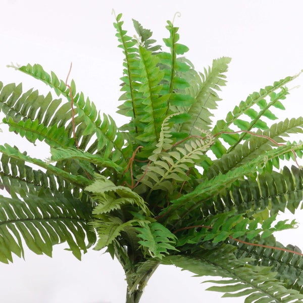 Künstlicher Farn mit grünen Farnwedeln aus Kunststoff.