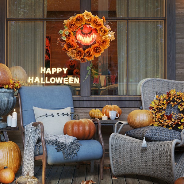 Dekorierte Veranda mit Kürbissen, Stühlen und Halloween-Dekoration