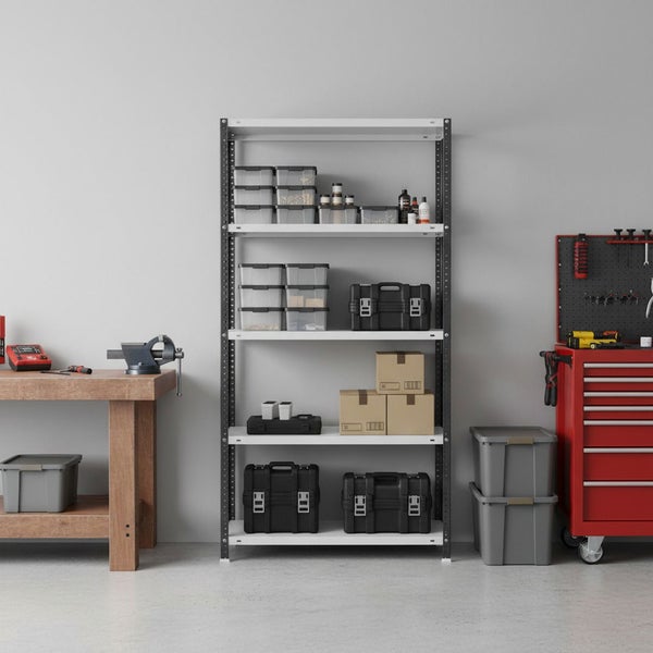 Organisiertes Werkstattregal aus Metall mit fünf Fachböden, bestückt mit Aufbewahrungsboxen und Werkzeugkoffern neben einer Werkbank.