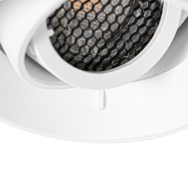 Runder weißer Einbaustrahler mit zentraler Wabenstruktur zur Entblendung.