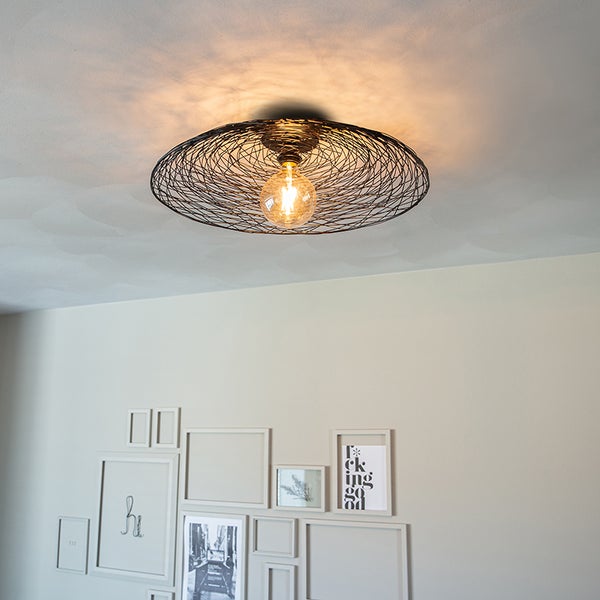 Deckenleuchte mit einem runden Lampenschirm aus Metalldraht und einer Glühbirne.