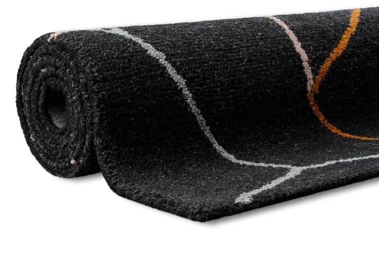 Gerollter dunkelgrauer Teppich mit weißen und orangefarbenen Linien sowie strukturierter Oberfläche.
