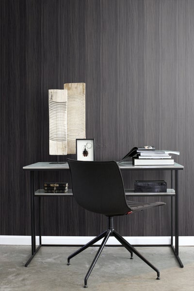 Szene mit Schreibtisch, Bürostuhl und gemusterter Tapete