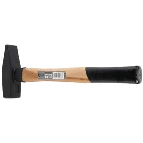 Schlosserhammer mit Stahlkopf und Holzstiel mit lackiertem Griffende