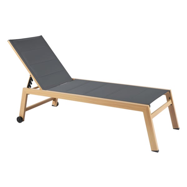 Sonnenliege aus Holz mit grauer Textilbespannung, verstellbarer Rückenlehne und Rollen.