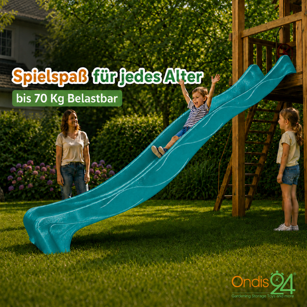 Kind auf blauer Wellenrutsche an Holzspielturm im Garten. Spielspaß für jedes Alter, belastbar bis 70 Kilogramm. Ondis24 Logo.