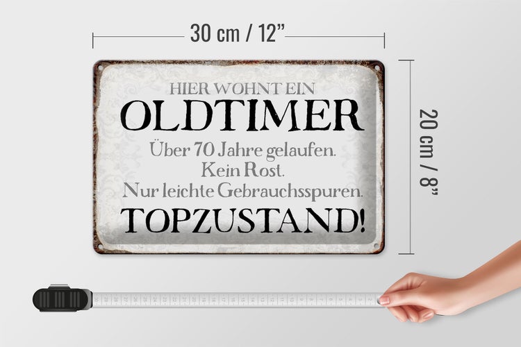 Blechschild Spruch 30x20cm hier wohnt Oldtimer über 70