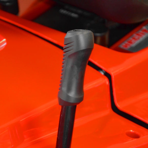 Nahaufnahme des Schalthebels eines Rasentraktors