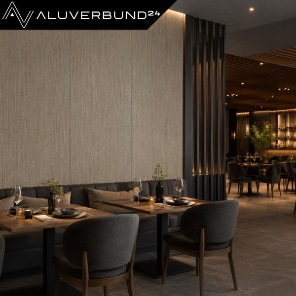Restaurant Interieur mit texturierten Wandpaneelen, gepolsterten Sitzbänken und Holztischen in moderner, eleganter Atmosphäre.