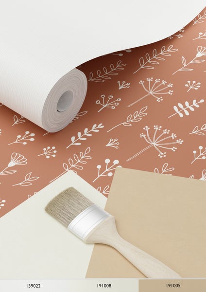 Tapetenrolle mit Blumenmuster, Farbfelder und ein Pinsel.