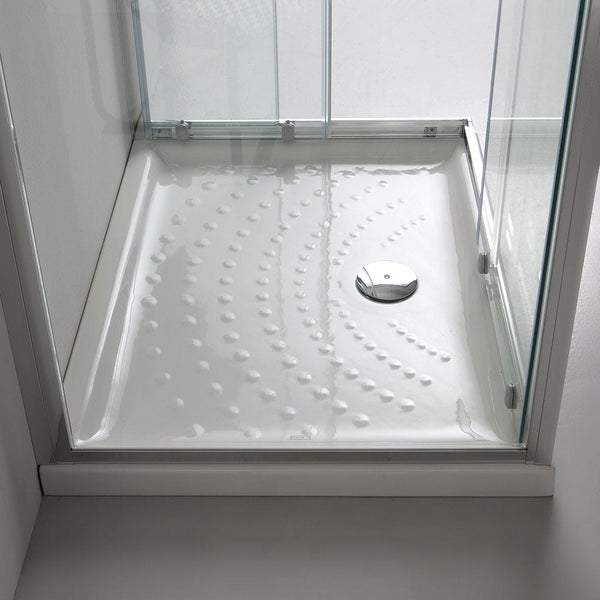 Duschwanne mit rutschhemmender Oberfläche und verchromtem Ablauf, eingebaut in einer Glas-Duschkabine.
