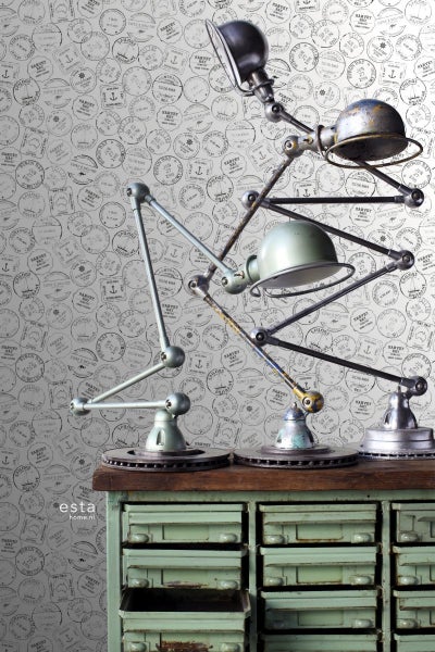 Dekorative Wand mit Tapete und Retro-Tischlampen