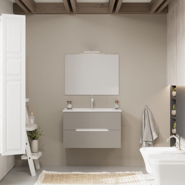 Modernes Badezimmer mit Waschtischunterschrank und Spiegel. Hängendes Möbel mit zwei Schubladen unter einem Waschbecken in hellen Erdtönen.