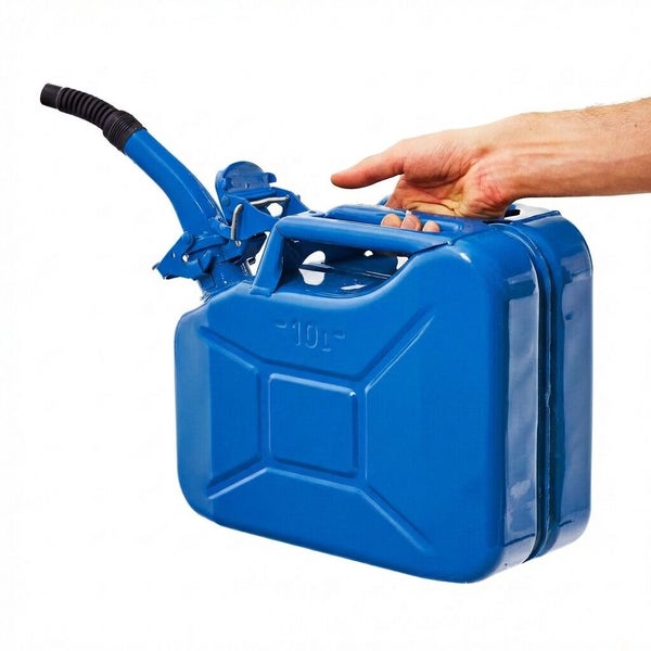 Hand hält einen blauen Metall-Kraftstoffkanister mit 10 Liter Fassungsvermögen und flexiblem Auslaufrohr.