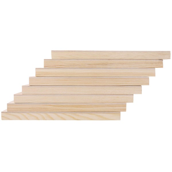Stapel aus mehreren rechteckigen Holzbrettern mit natürlicher Maserung.