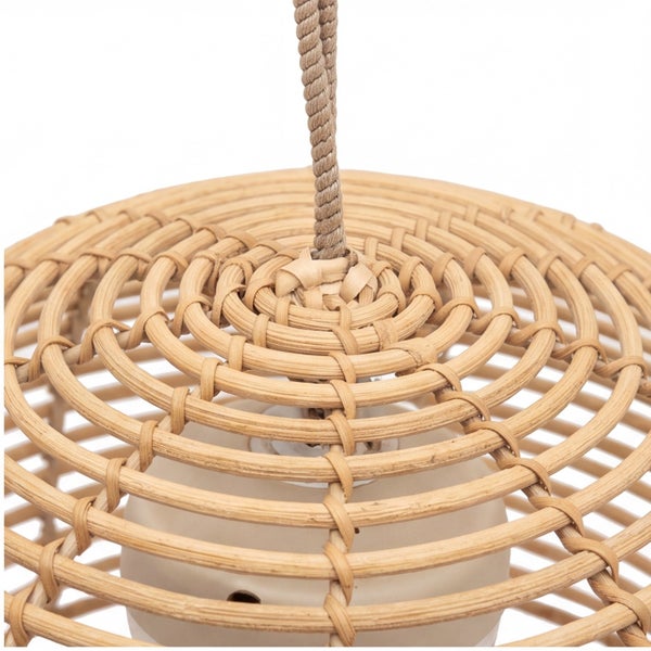 Hängeleuchte mit einem geflochtenen Schirm aus Rattan an einem Textilkabel.