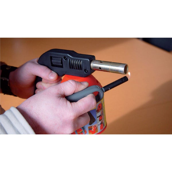 Bediener zündet eine Lötlampe.