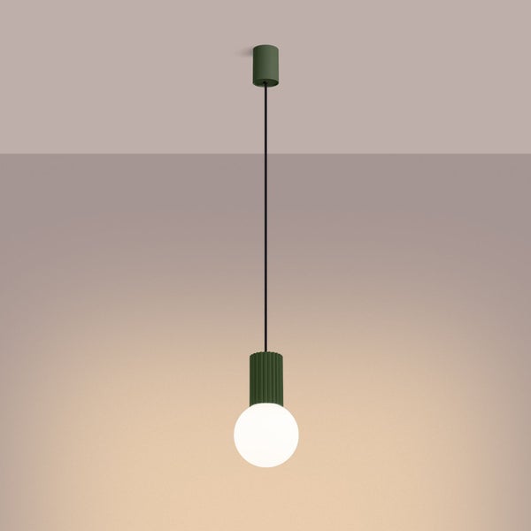 Pendelleuchte mit grünem Baldachin, schwarzem Kabel und grüner, geriffelter Fassung inklusive weißem, rundem Leuchtmittel.