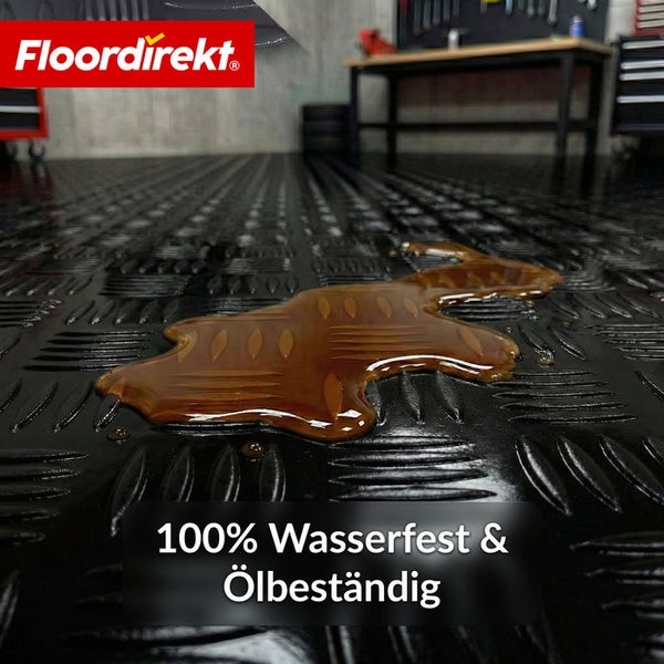 Schwarzer, wasserfester und ölbeständiger Bodenbelag von Floordirekt mit einer Flüssigkeit darauf