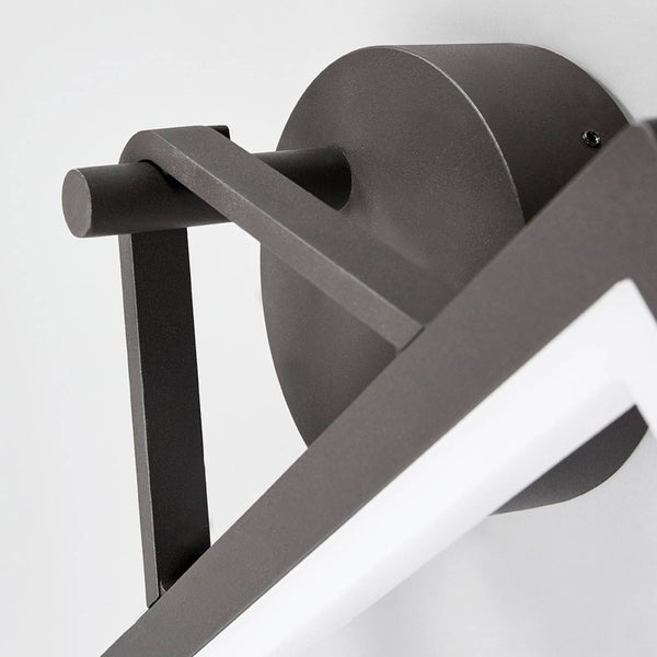 Detailansicht einer modernen LED-Wandleuchte aus dunklem Metall mit runder Wandhalterung und eckigem Leuchtelement.