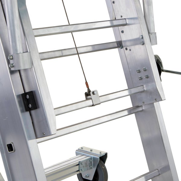 Detailansicht einer Aluminiumleiter mit Sprossen und Seilzugmechanismus
