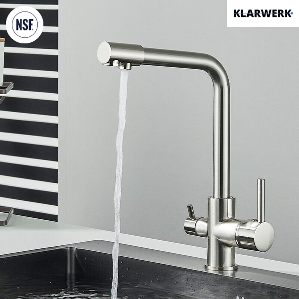 Drei-Wege-Küchenarmatur aus Edelstahl mit L-Auslauf, zwei Bedienhebeln und fließendem Wasser über einer Spüle, Klarwerk Logo, NSF-Zertifikat.