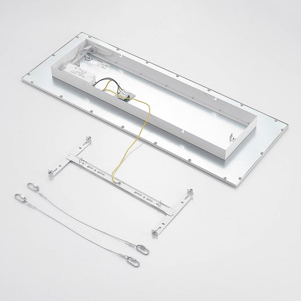 Rückansicht eines rechteckigen LED-Panels inklusive Montagehalterung und Sicherungskabeln für die Deckenmontage.