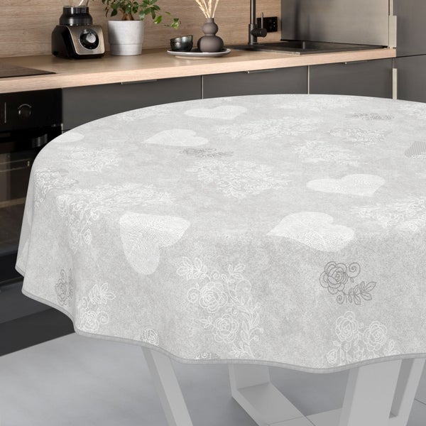 Runde Tischdecke mit Herz- und Blumenmuster auf einem Tisch