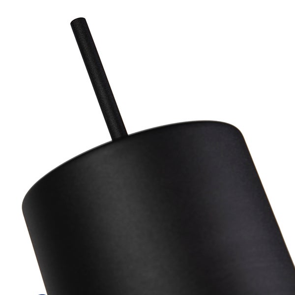 Detailaufnahme einer schwarzen Pendelleuchte.