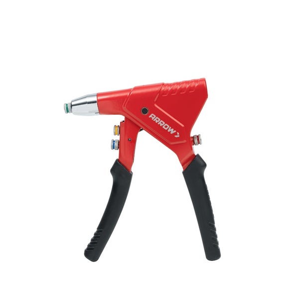 Rote Arrow Blindnietzange mit schwarzen ergonomischen Griffen und vier auswechselbaren Mundstücken für Metallarbeiten.