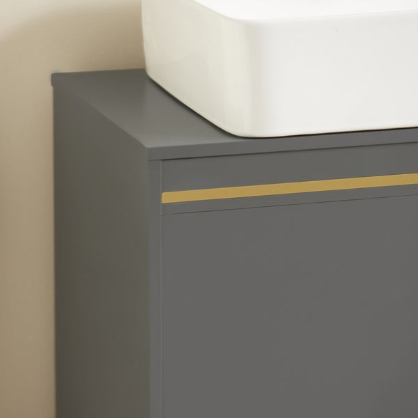 Detailaufnahme eines grauen Waschtischunterschranks mit Aufsatzwaschbecken.