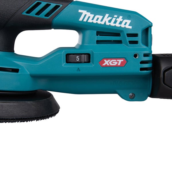 Makita Logo, Makita XGT Exzenterschleifer mit Geschwindigkeitsregler auf Stufe 5 und Schleifteller.