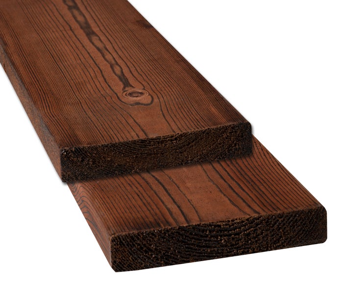 Zimmerpflanzen in geflochtenen Übertöpfen auf einem Holztisch