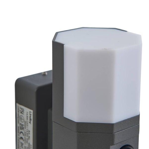 Detailansicht einer achteckigen Außenwandleuchte von Lindby mit weißem Kunststoffdiffusor und anthrazitfarbenem Metallgehäuse.