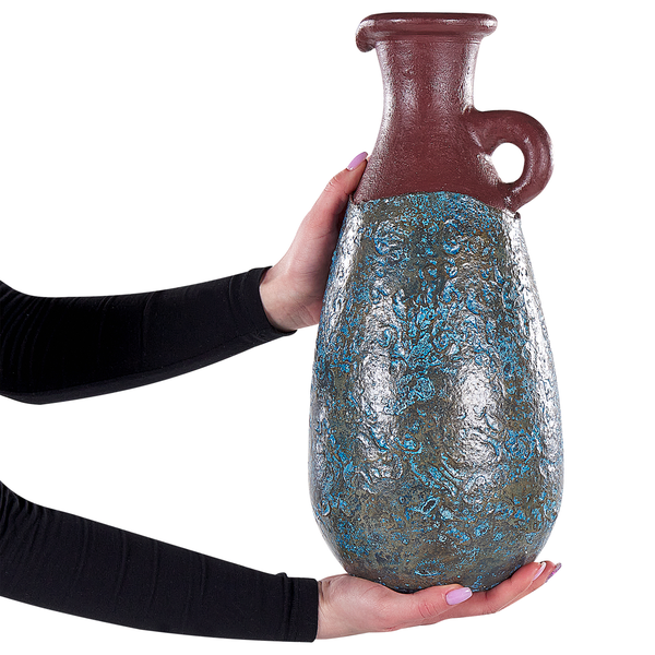 Eine dekorative Bodenvase aus Keramik mit Henkel, strukturiert und zweifarbig gestaltet, gehalten von zwei Händen.