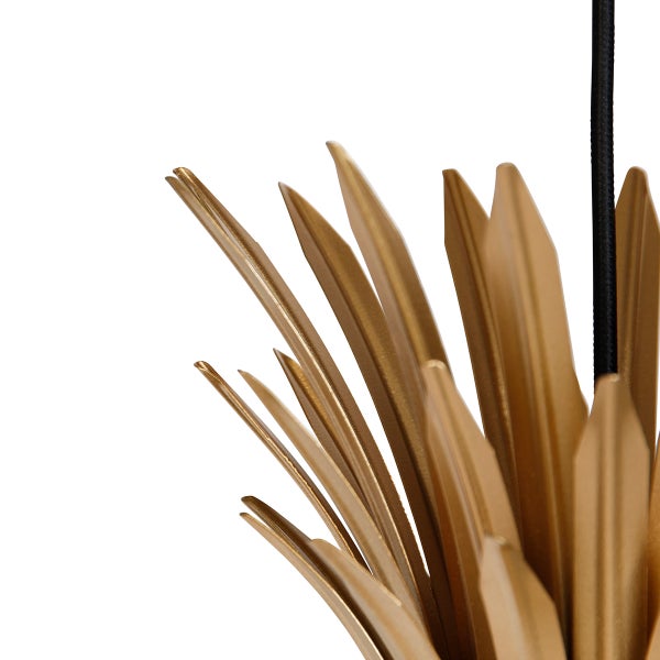 Nahaufnahme einer goldenen Hängelampe mit Blattdesign und schwarzem Kabel