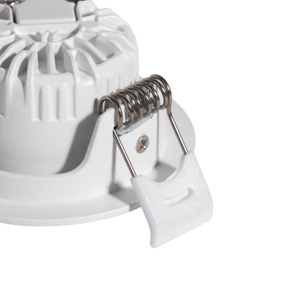 Detailansicht der Haltefeder und des Kühlkörpers eines Einbaustrahlers.