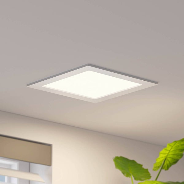 Quadratisches, flaches LED-Panel an der Zimmerdecke montiert, leuchtend.