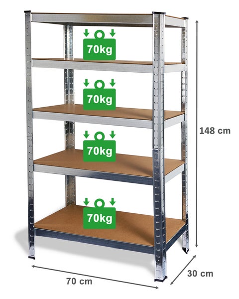 Dekoratives graues Kissen mit Rüschen auf einem Sessel.