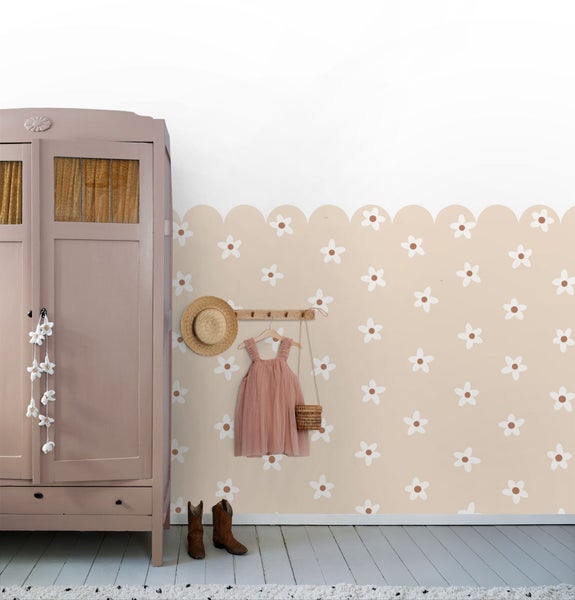 Kinderzimmer mit Kleiderschrank, Blumenmustertapete, Kleid, Hut und Stiefeln