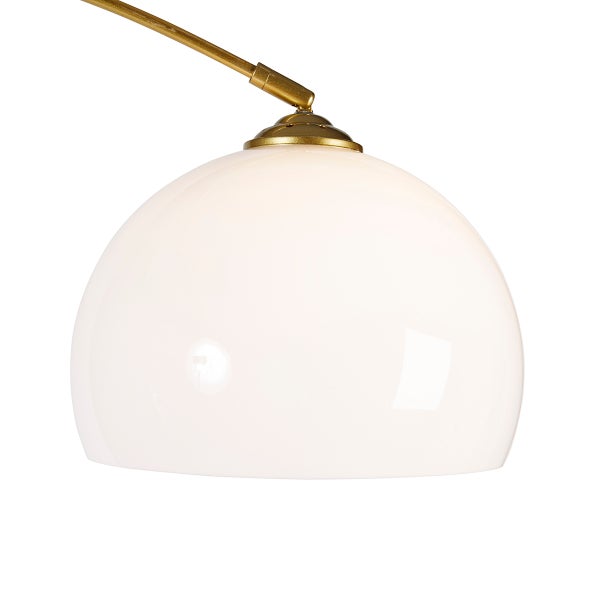 Nahaufnahme einer Innenleuchte mit einem halbkugelförmigen Lampenschirm.