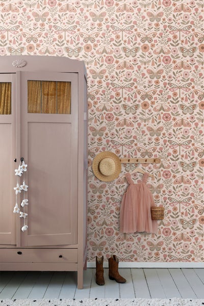 Zimmer Szene mit gemusterter Tapete, Kleiderschrank, Kleid, Hut und Stiefeln