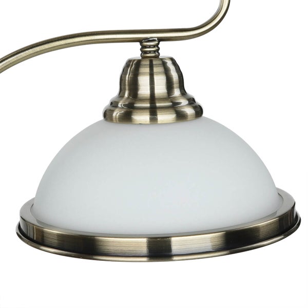 Nahaufnahme einer Deckenleuchte mit Schirm