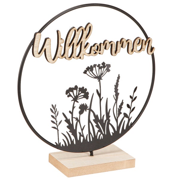 Dekorationsobjekt mit der Aufschrift Willkommen, Blumen und rundem Rahmen auf Holzsockel