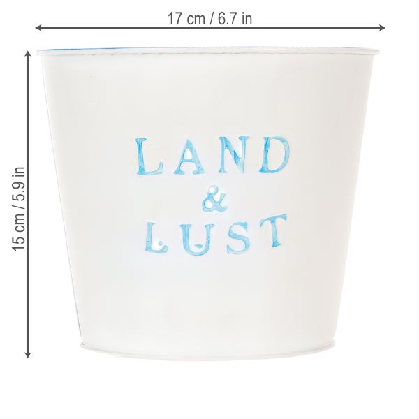 Weißer Übertopf aus Metall mit blauem Schriftzug LAND & LUST, 17 Zentimeter Durchmesser und 15 Zentimeter Höhe.